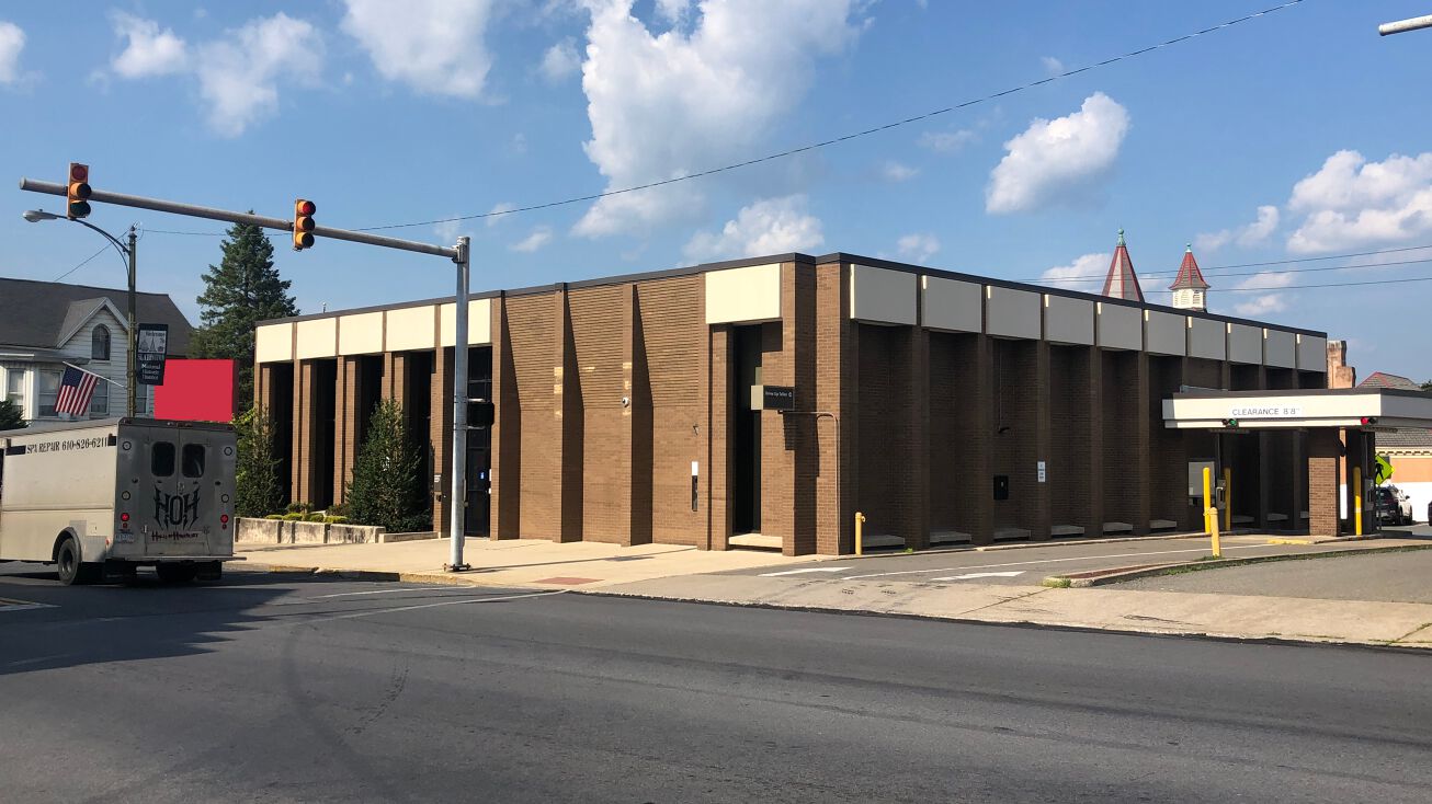 541 Main St, Slatington, PA 18080 Retail Property for Sale +/5,460 SF Vacant Building with