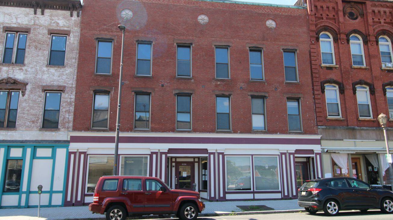 203 High St, Holyoke, MA 01040