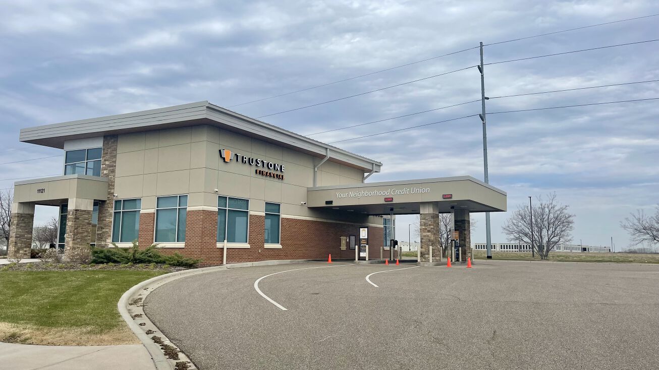 11121 Fountains Dr, Maple Grove, MN 55369