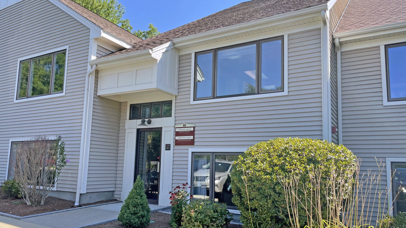 82 Palomino Ln, Bedford, NH 03110