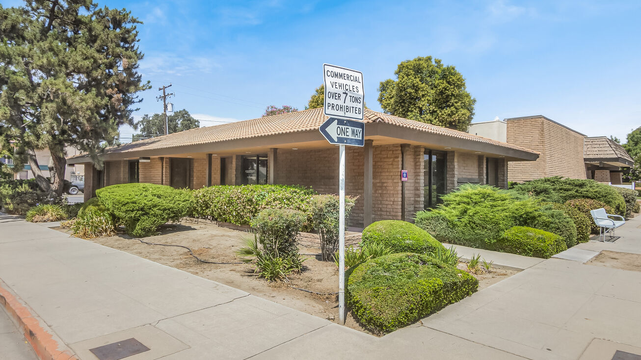 822 W Center Ave, Visalia, CA 93291