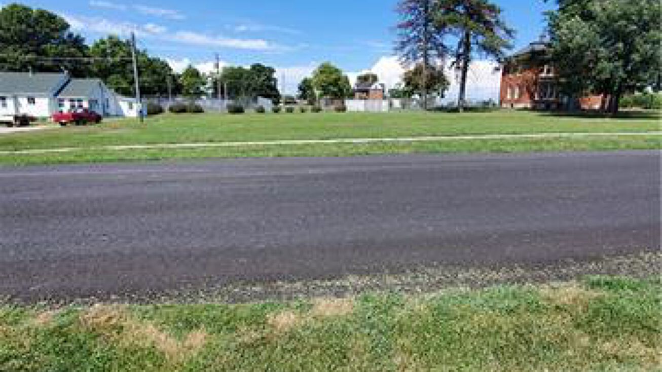 411 S 1st Street, Hiawatha, KS 66434