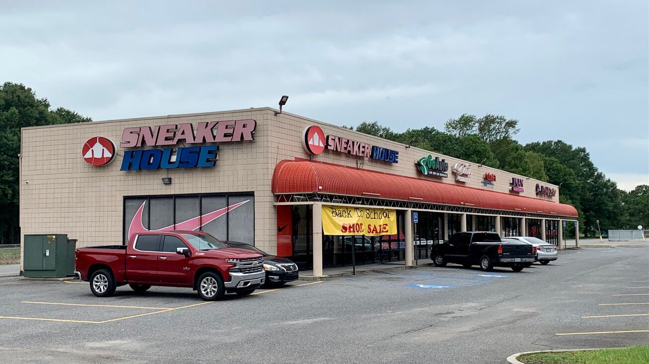 1215 NW Evangeline Thruway, Lafayette, LA 70501 Retail Property for