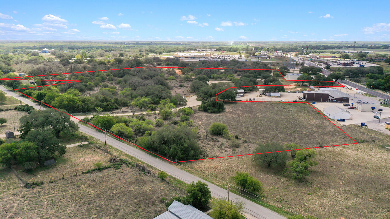 Rossville Rd, Devine, TX 78016