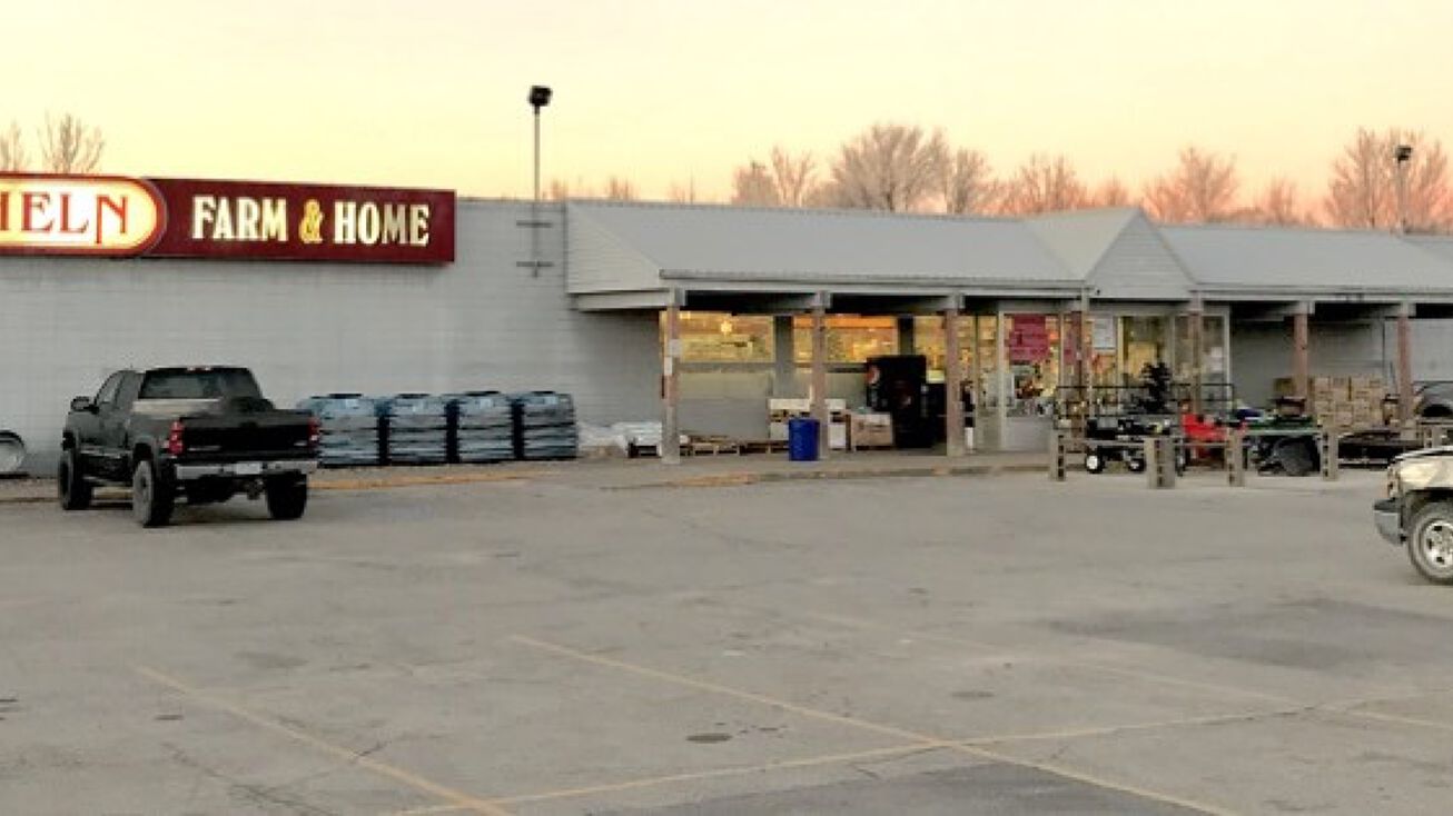 1607 Grandview Ave, Muscatine, IA 52761