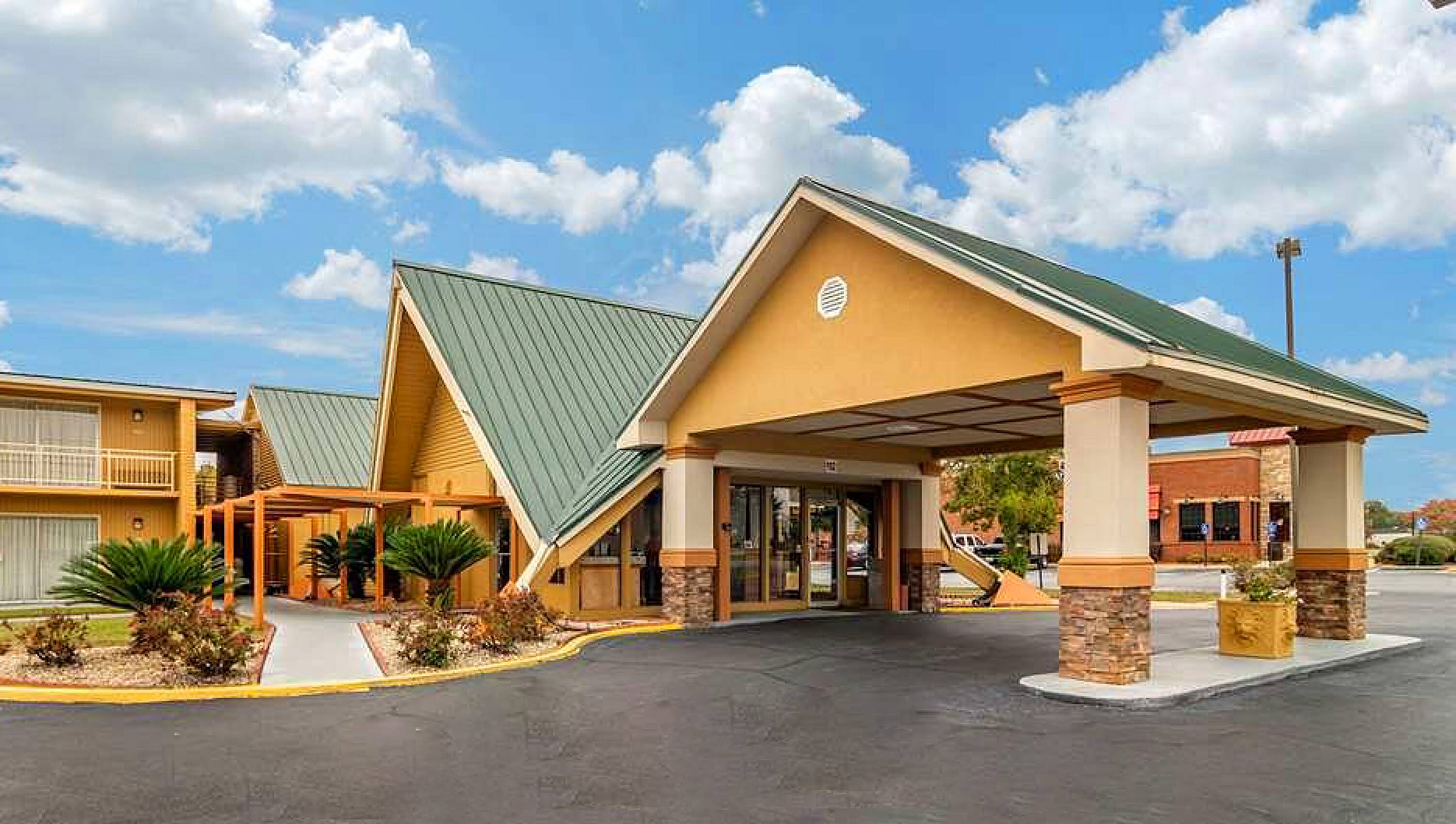 102 Valley Dr, Perry, GA 31069