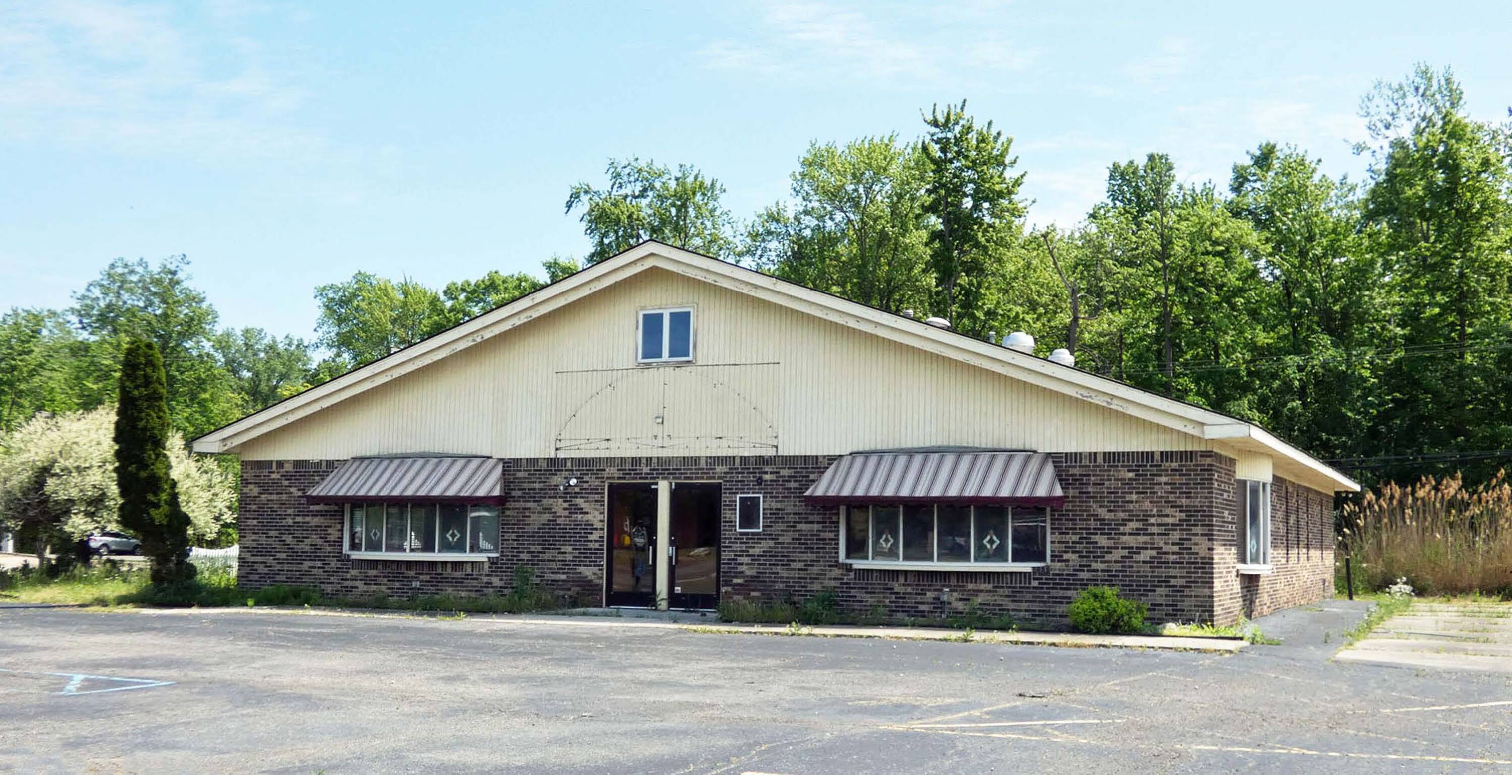 8905 Macomb St, Grosse Ile, MI 48138