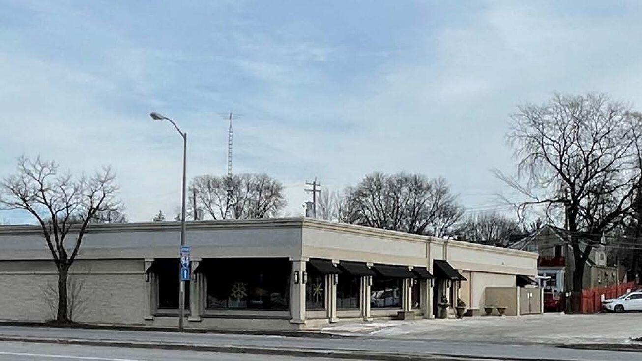 The Tile Shop South 108th Street West Allis Wi 1350 S 108th St, West Allis, WI 53214 | Crexi.com