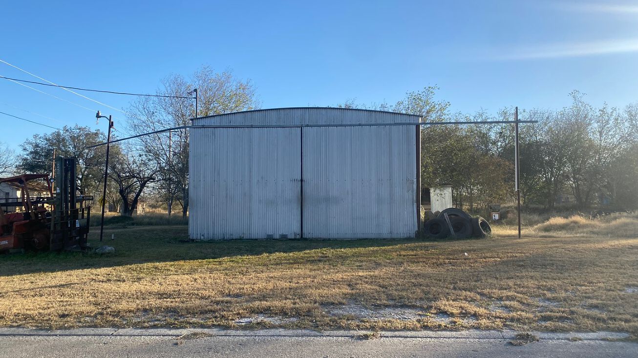 000 White St, Pleasanton, TX 78064