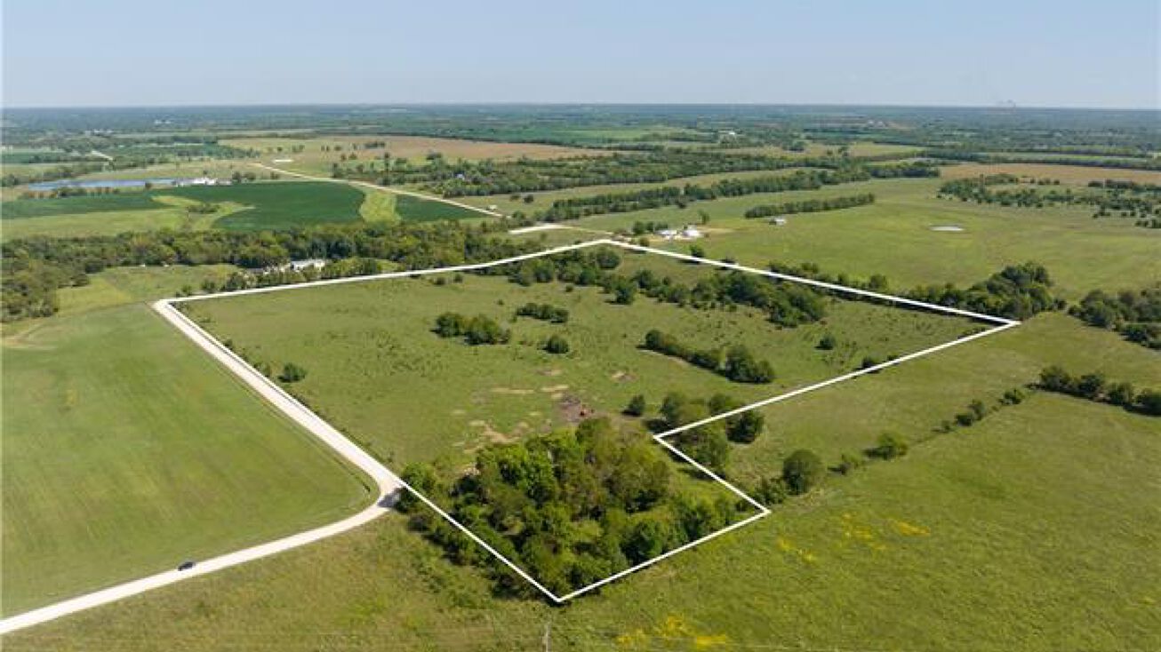 32901 S Jacobson Road, Harrisonville, MO 64701