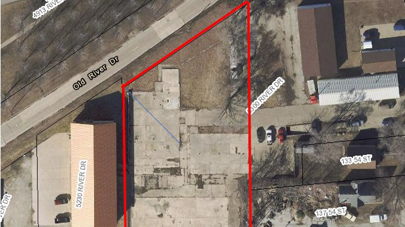 5300 River Dr, Moline, IL 61265