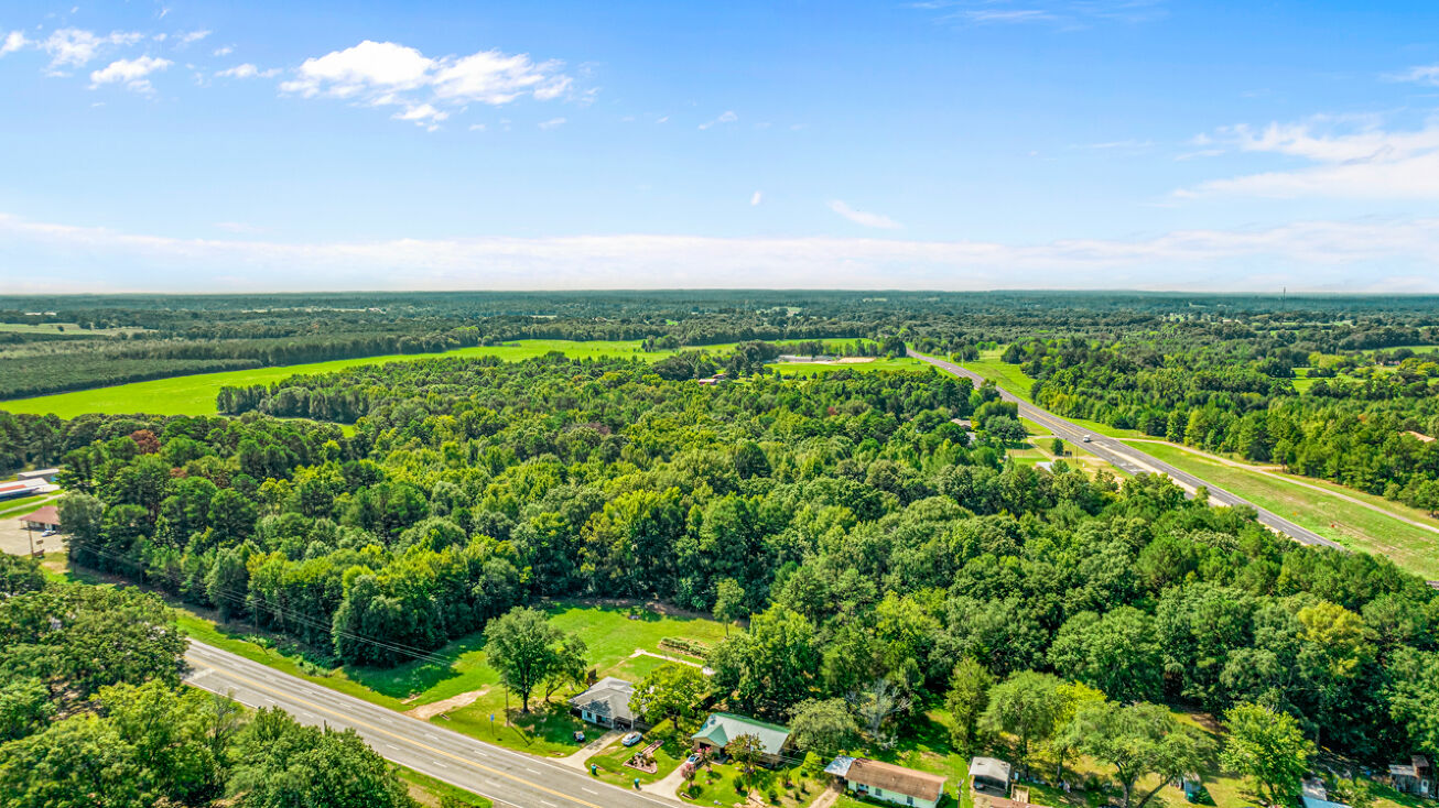 708 E Main St, Omaha, TX 75571