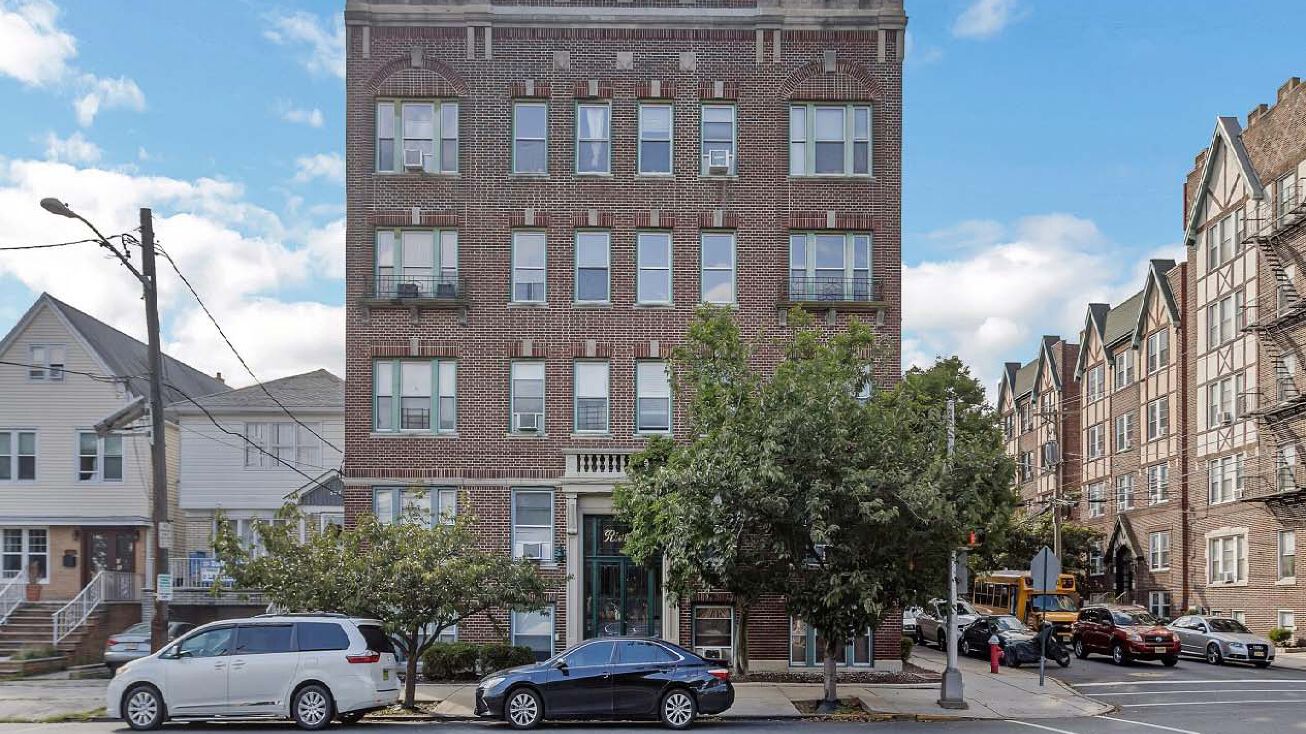 863 Avenue C, Bayonne, NJ 07002