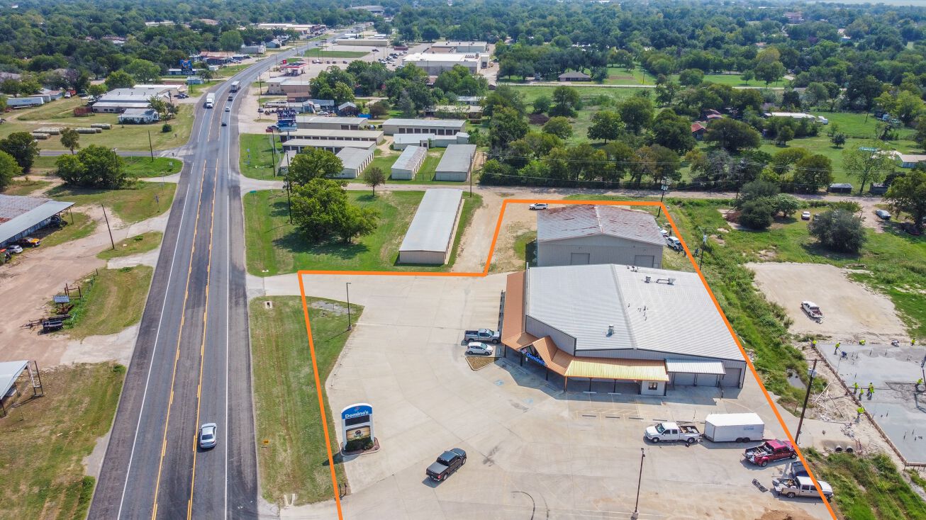 2208 W 4th St, Cameron, TX 76520