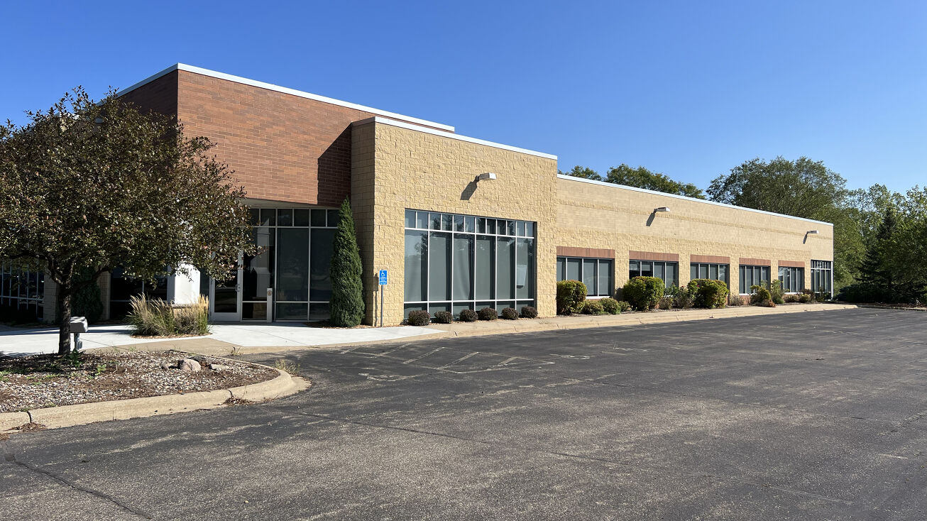 403 Hayward Ave N, Oakdale, MN 55128