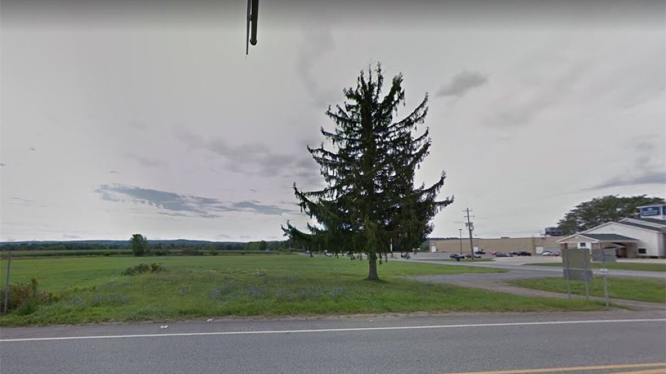 6th St, Corry, PA 16407