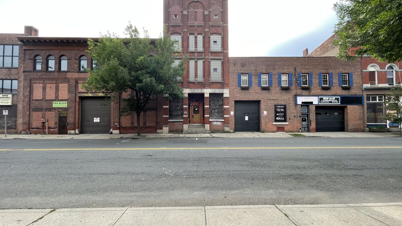 52 Main St, Holyoke, MA 01040