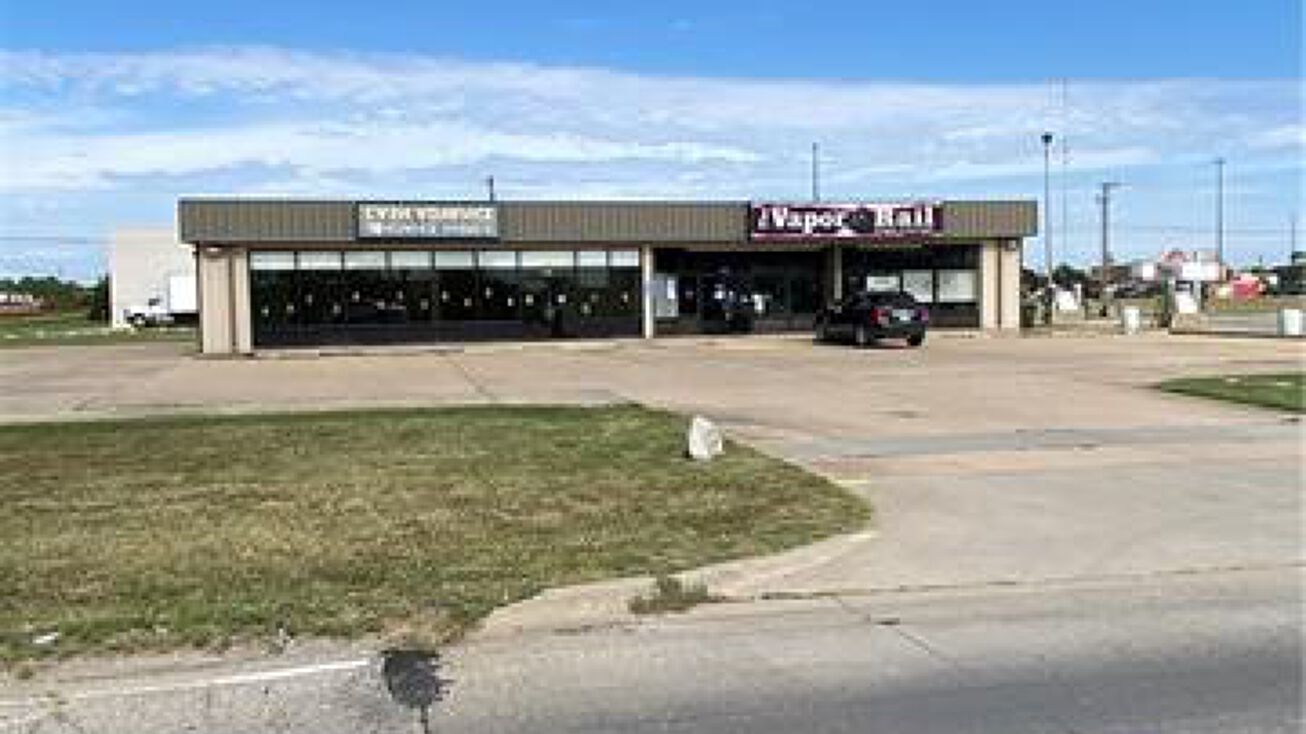233 W 23rd Street, Ottawa, KS 66067 Retail Property for Sale 233 W