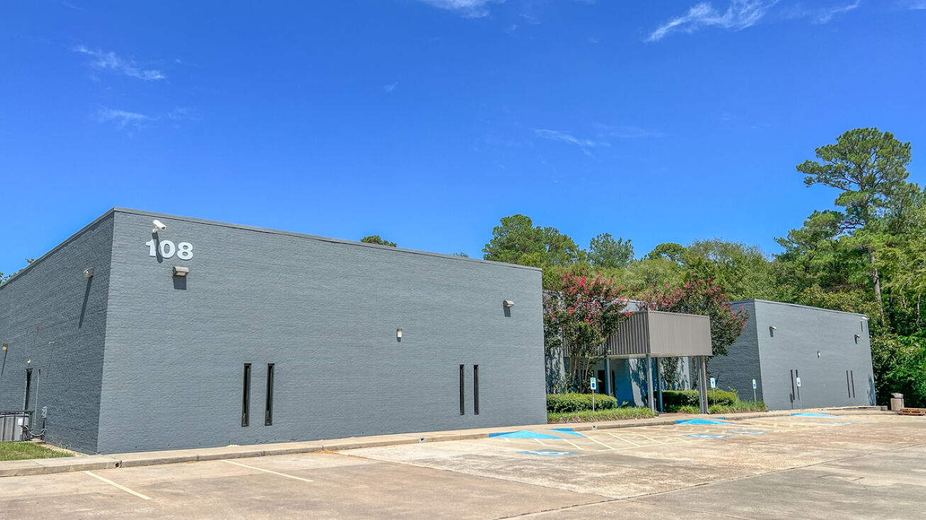 108 Commercial Cir, Conroe, TX 77304