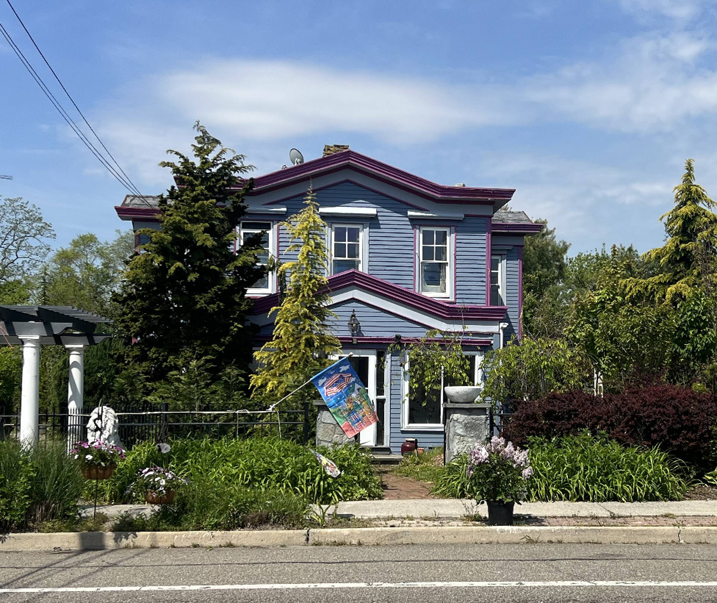 229 N Main St, Sayville, NY 11782