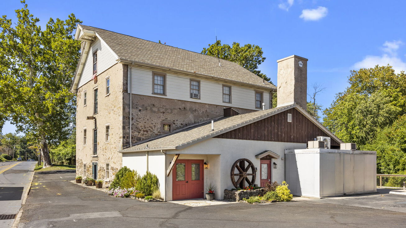 18 Horsham Rd, Hatboro, PA 19040