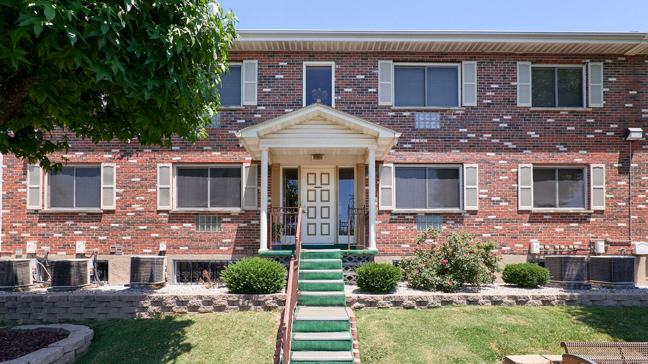 20 Chandler Ct, Florissant, MO 63031