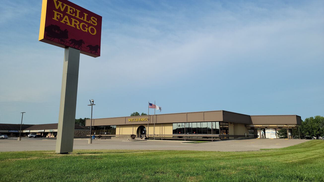 4575 16th St, Moline, IL 61265