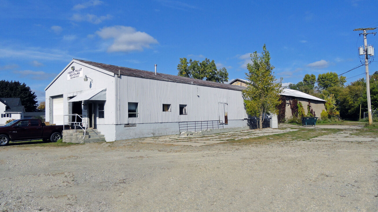 213 E Railroad St, Black Creek, WI 54106