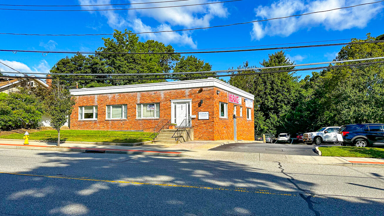 121 Pulaski Rd, Kings Park, NY 11754