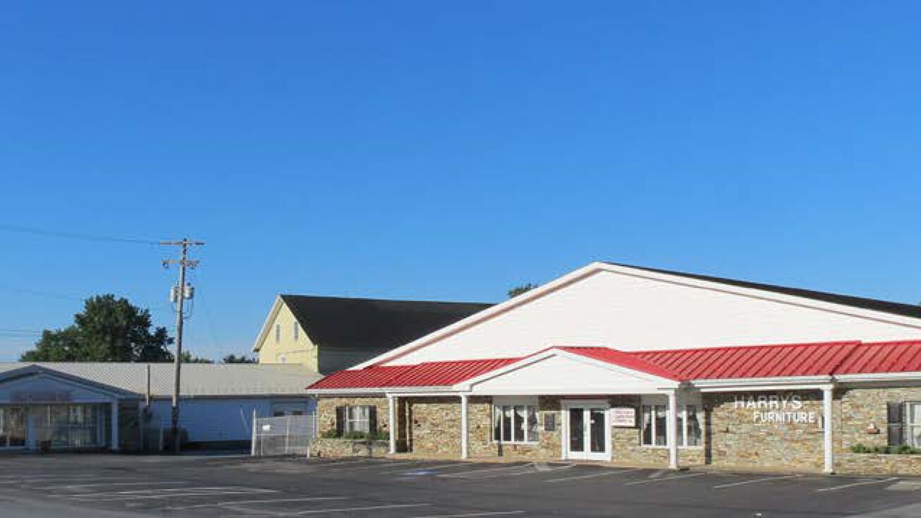 16 Graybill Rd, LeacockLeolaBareville, PA 17540