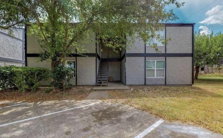 Pictures of Multifamily property located at 806 Oran Cir, Bryan, TX 77801 for sales - image #1