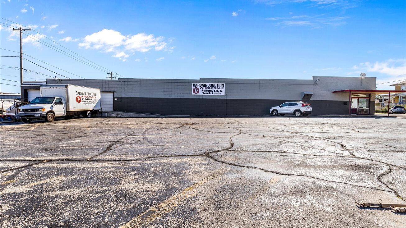 37 W Locust St, Aurora, MO 65605