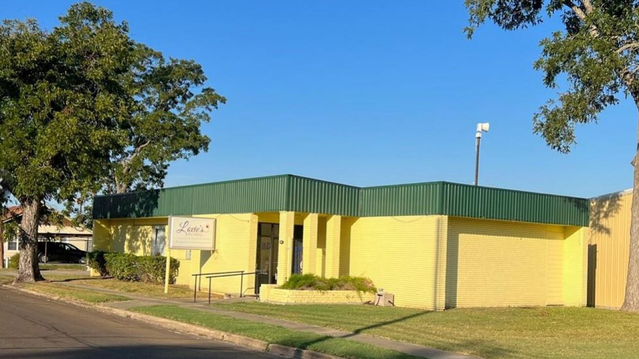 219 Irvine St, Yoakum, TX 77995