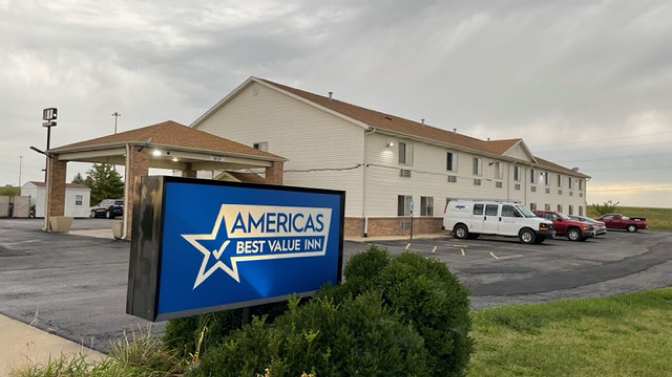 5 Cavalry Dr, Wenona, IL 61377