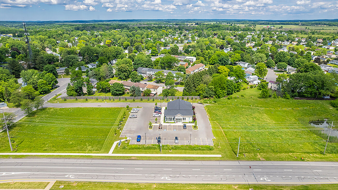 Farmbrook Dr, Canandaigua, NY 14425