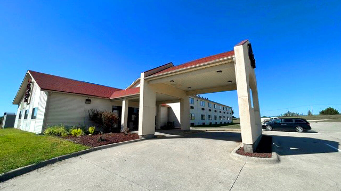 203 Arizona Ave, Holton, KS 66436 Hospitality Property for Sale Red