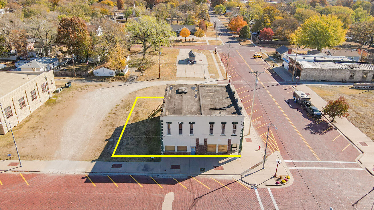 206 E 3rd St, Douglass, KS 67039