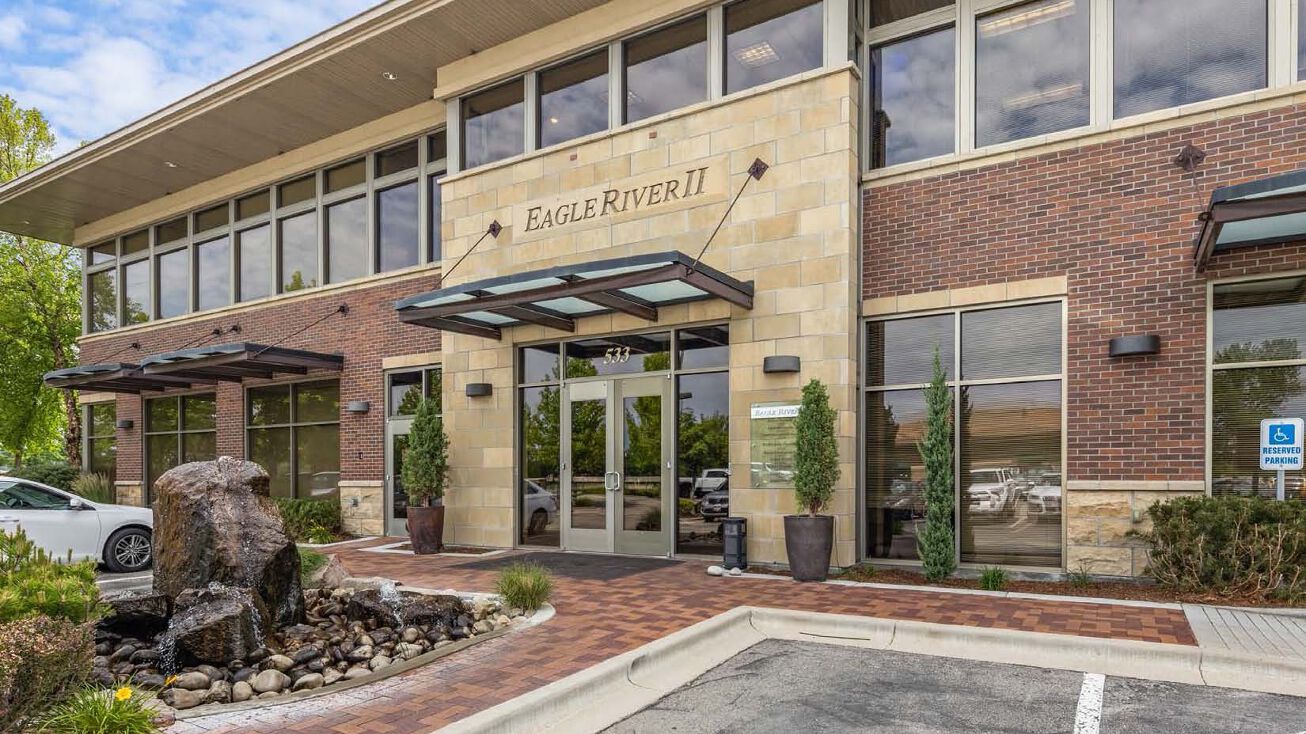 533 E Riverside Dr, Eagle, ID 83616