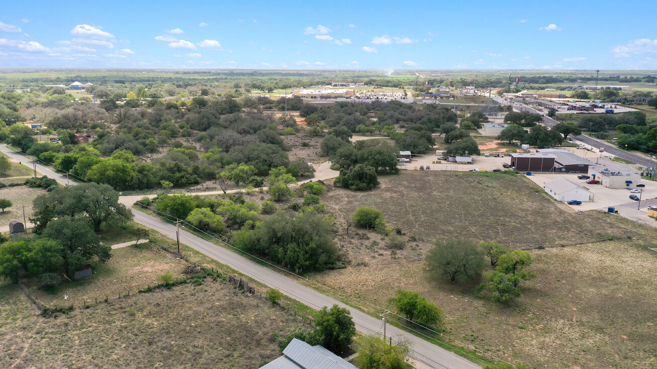 00 Rossville Rd, Devine, TX 78016