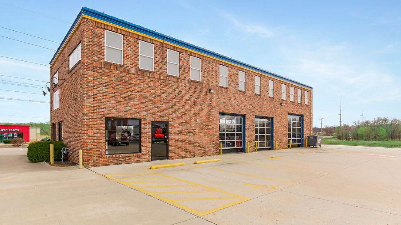 Pictures of Retail property located at 162 S Buckner Tarsney Road