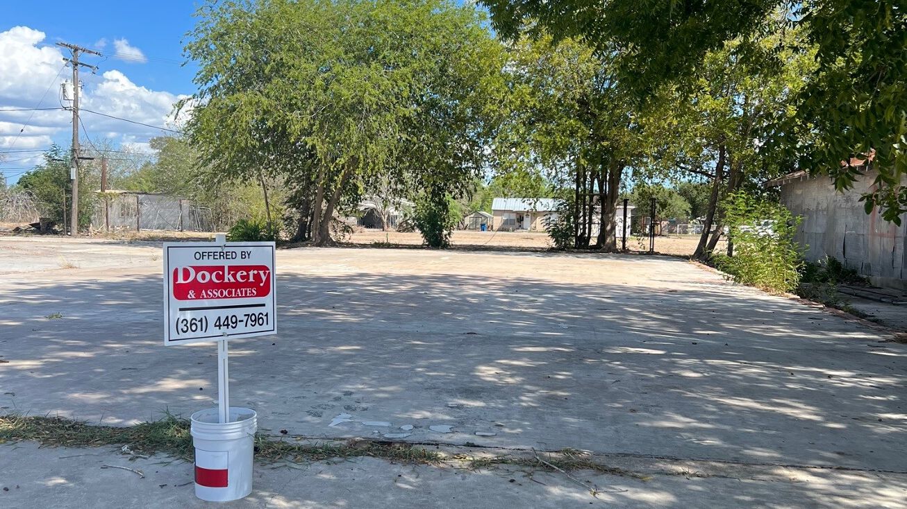 109 Houston St, West, TX 78022