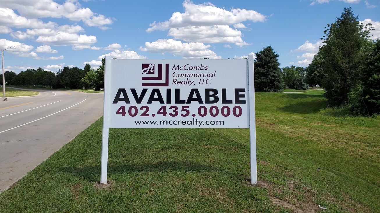 1810 Yankee Hill Rd, Lincoln, NE 68512