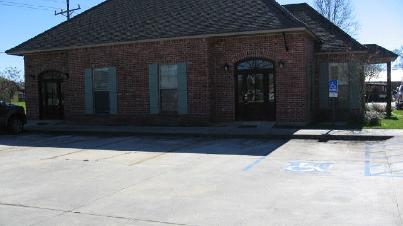 Pictures of Office property located at 1201 S Purpera Ave, Gonzales, LA 70737 for sales - image #1