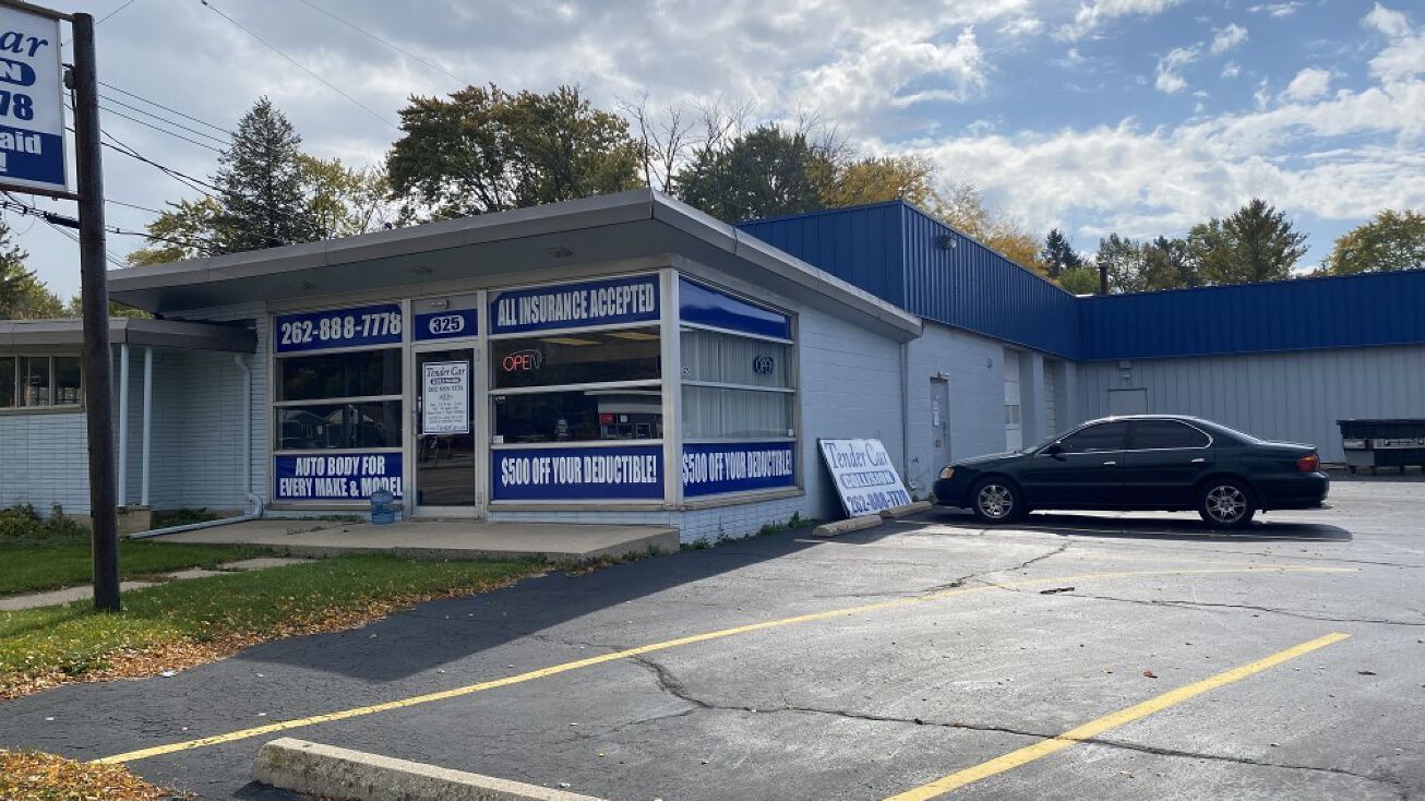 325 W Sunset Dr, Waukesha, WI 53189