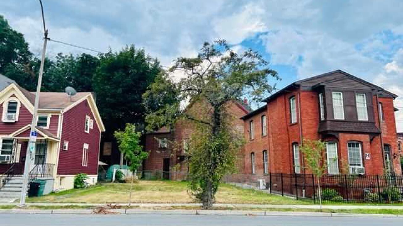 5 Hooker Ave, Poughkeepsie, NY 12601