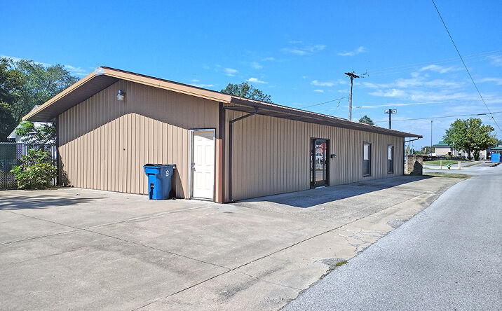 Pictures of Mixed Use, Office, Retail, Special Purpose property located at 716 W Church St, Benton, IL 62812 for sales - image #1