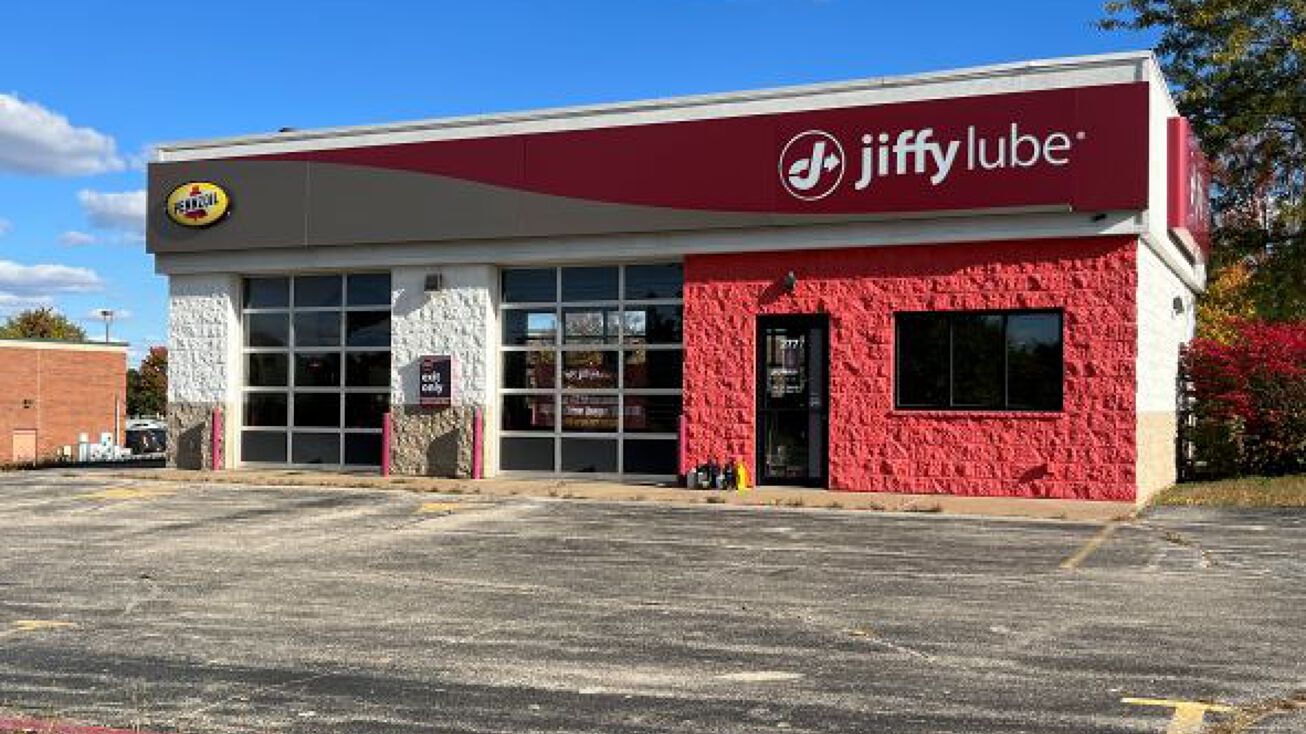 2777 18th St, Bettendorf, IA 52722