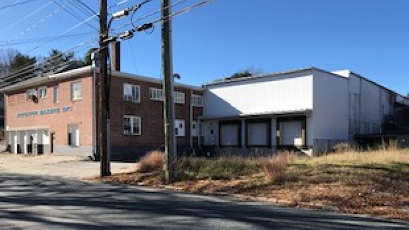 66 Main St, Thompson, CT 06255