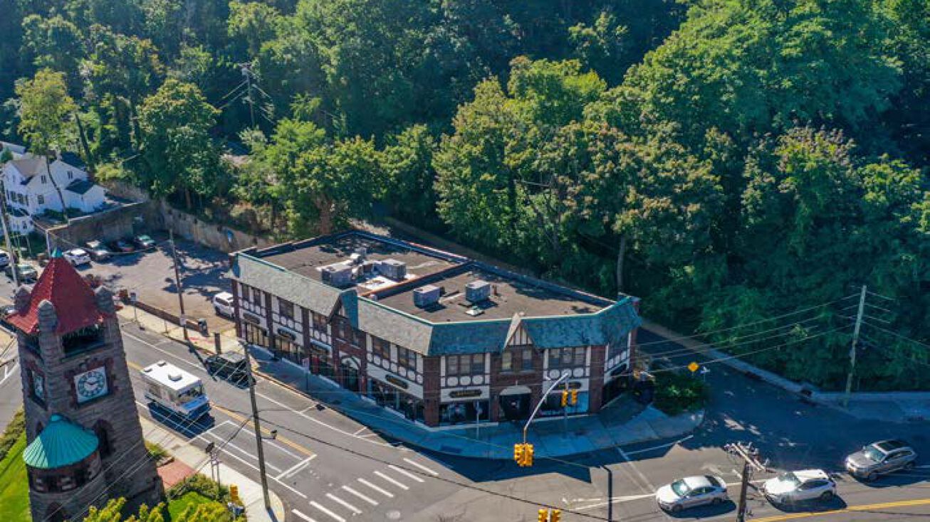 28 Main St, Roslyn, NY 11576