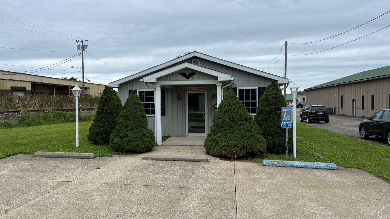 1802 Baumberger Dr, Uhrichsville, OH 44683